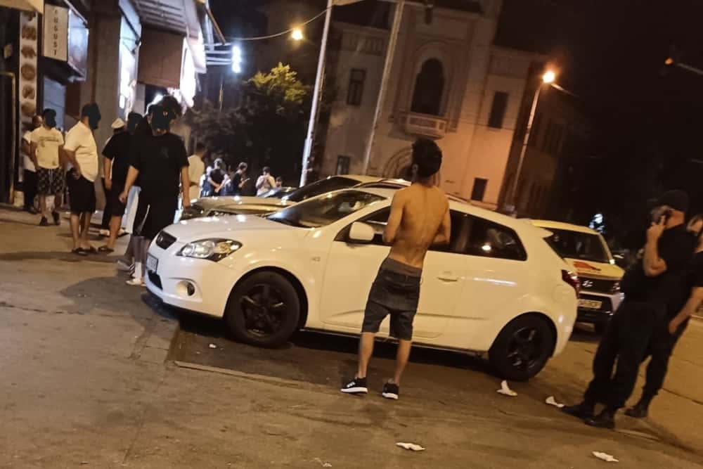 Un tânăr beat care a spart oglinda unui autoturism, în fața Judecătoriei Ploiești, a fost amendat și dus la Psihiatrie. Și un agent de pază este cercetat, pentru purtare abuzivă