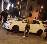 Un tânăr beat care a spart oglinda unui autoturism, în fața Judecătoriei Ploiești, a fost amendat și dus la Psihiatrie. Și un agent de pază este cercetat, pentru purtare abuzivă