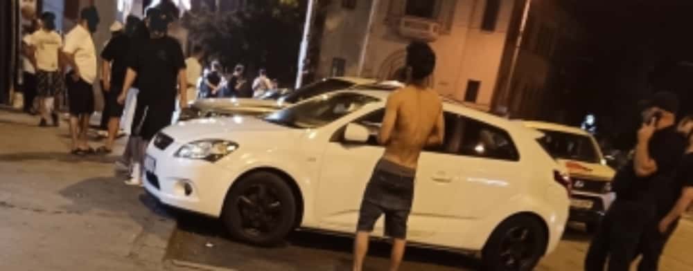 Un tânăr beat care a spart oglinda unui autoturism, în fața Judecătoriei Ploiești, a fost amendat și dus la Psihiatrie. Și un agent de pază este cercetat, pentru purtare abuzivă