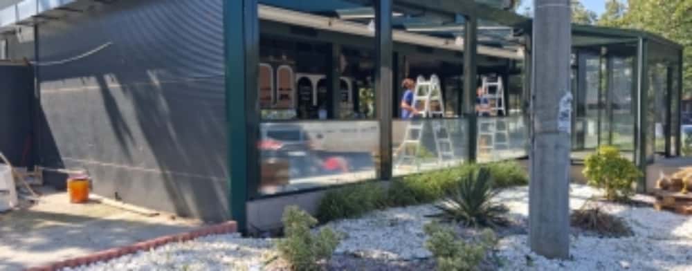 Ploiești | Încă două terase propuse pentru demolare au început să fie dezmembrate de proprietari