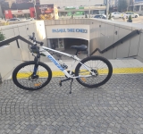 Teribilismul l-a costat! Un adolescent care cobora cu bicicleta în pasajul de la Omnia a fost amendat de polițiștii locali