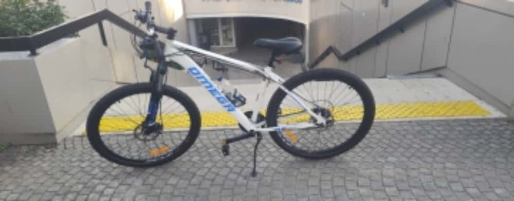 Teribilismul l-a costat! Un adolescent care cobora cu bicicleta în pasajul de la Omnia a fost amendat de polițiștii locali