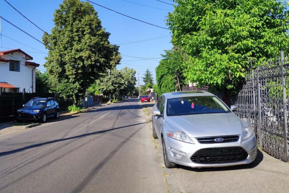 O mămică din Ploiești trage un semnal de alarmă: ”A trebuit să merg pe carosabil cu căruțul cu bebe!”