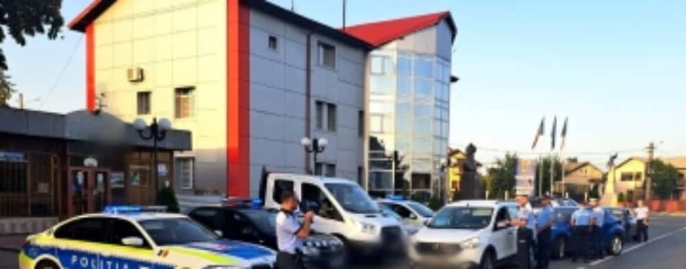 Tânăr fără permis, prins de polițiștii prahoveni la volanul unui autoturism cu numere false. A fost reținut pentru 24 de ore