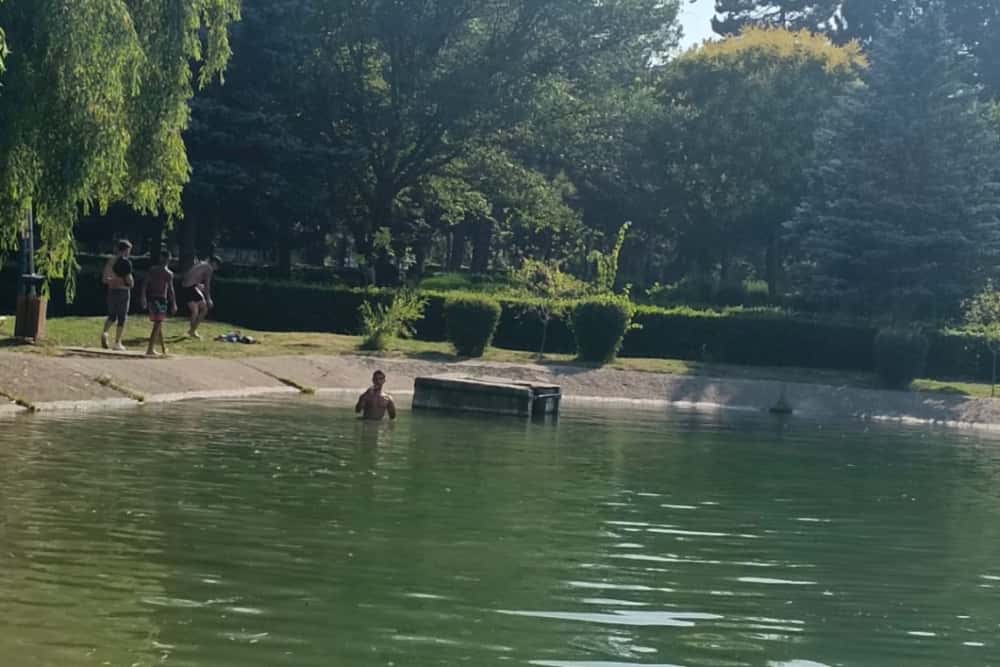 Scăldatul costă scump! Ce amenzi au primit tinerii care au fost prinși la scăldat în lacul de la Sala Sporturilor