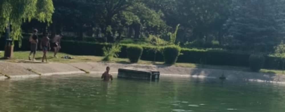 Scăldatul costă scump! Ce amenzi au primit tinerii care au fost prinși la scăldat în lacul de la Sala Sporturilor