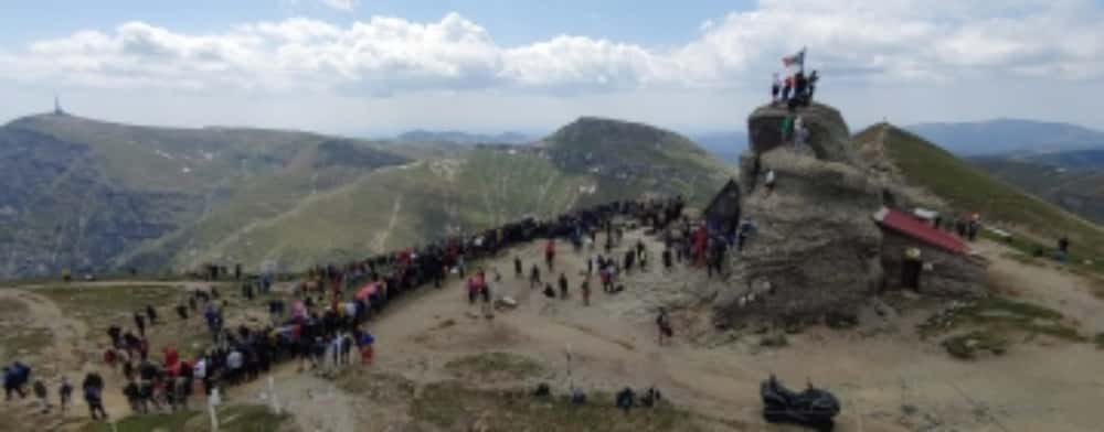ZIUA DRAPELULUI, sărbătorită la Vârful Omu! Sute de români au participat la evenimentul organizat de Echipa Invictus România