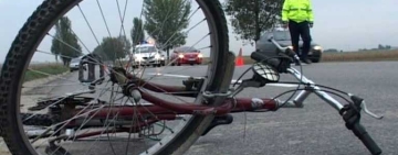 Biciclistă lovită de un autoturism, pe un drum județean din Gura Vitioarei