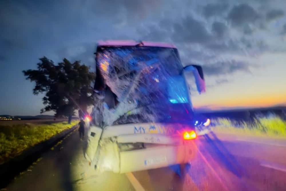 Coliziune între un autocar și un microbuz, pe DN2, noaptea trecută. O persoană a murit și patru au ajuns la spital