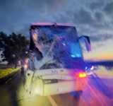 Coliziune între un autocar și un microbuz, pe DN2, noaptea trecută. O persoană a murit și patru au ajuns la spital