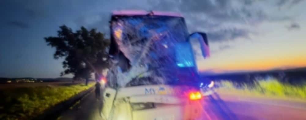 Coliziune între un autocar și un microbuz, pe DN2, noaptea trecută. O persoană a murit și patru au ajuns la spital