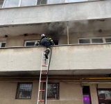 Incendiu într-un apartament din Băicoi. Mai multe persoane au fost evacuate din cauza fumului