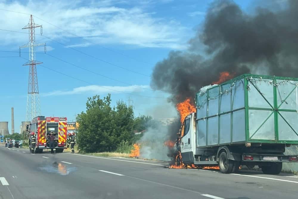 Un camion cu deșeuri din plastic a luat foc în Bărcănești