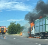 Un camion cu deșeuri din plastic a luat foc în Bărcănești