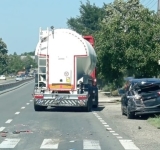 Coliziune între un ansamblu de vehicule și un autoturism, pe DN1B, în Valea Călugărească. O femeie a ajuns la spital