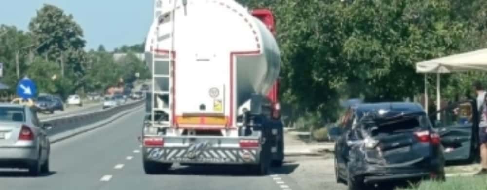 Coliziune între un ansamblu de vehicule și un autoturism, pe DN1B, în Valea Călugărească. O femeie a ajuns la spital