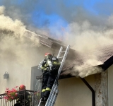 O casă și o magazie din Băicoi, cuprinse de flăcări