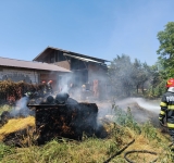 Baloți cuprinși de flăcări, în satul Arva din Valea Călugărească