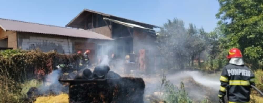 Baloți cuprinși de flăcări, în satul Arva din Valea Călugărească