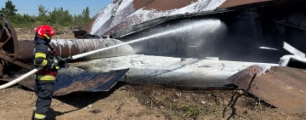 Un rezervor dezafectat din incinta fostei rafinării Astra a luat foc