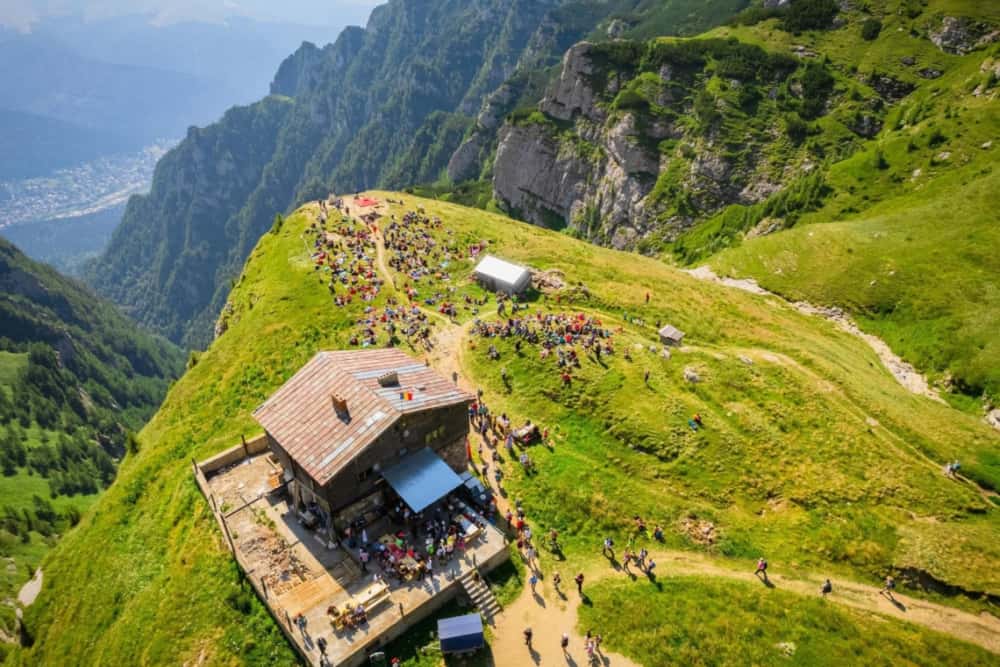 Concertul ”Rapsodiile” ajunge astăzi la Cabana Caraiman. Violonistul Alexandru Tomescu oferă un nou spectacol în vârf de munte!