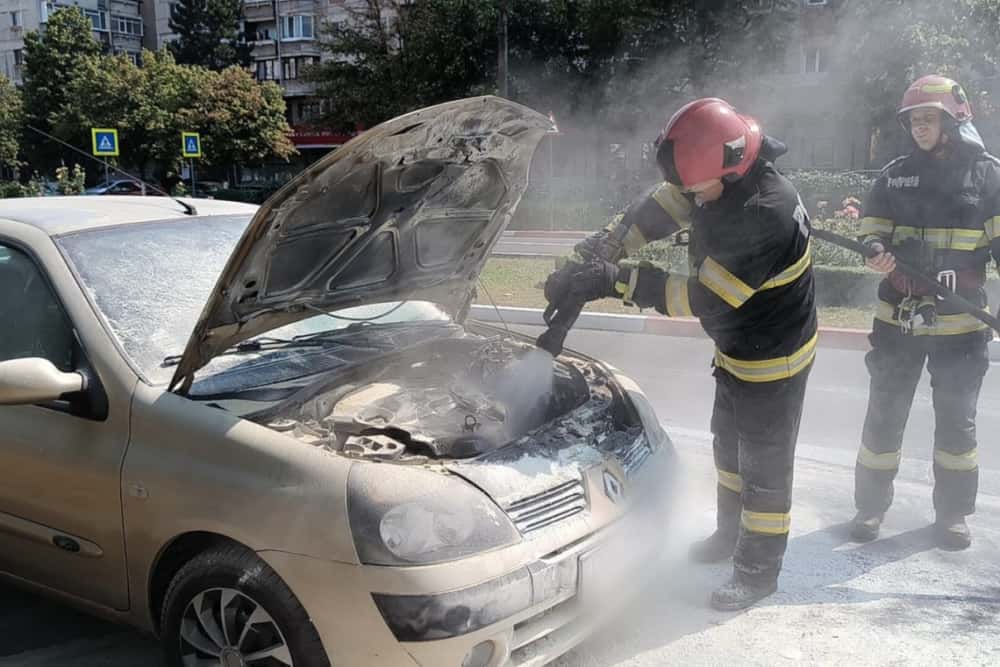 Încă o mașină a luat foc în trafic azi, pe Bd. Republicii din Ploiești