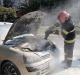 Încă o mașină a luat foc în trafic azi, pe Bd. Republicii din Ploiești