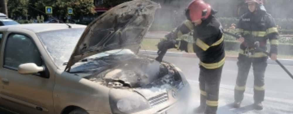 Încă o mașină a luat foc în trafic azi, pe Bd. Republicii din Ploiești