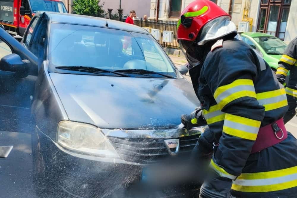 Incendiu la un autoturism, aproape de centrul Ploieștiului