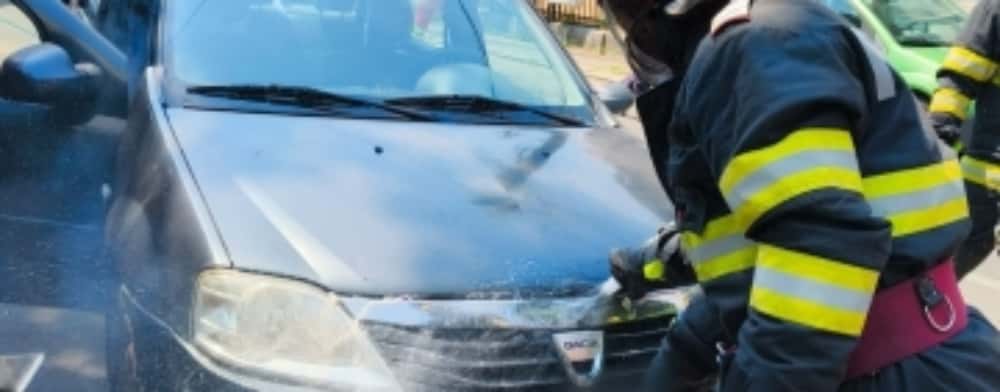 Incendiu la un autoturism, aproape de centrul Ploieștiului