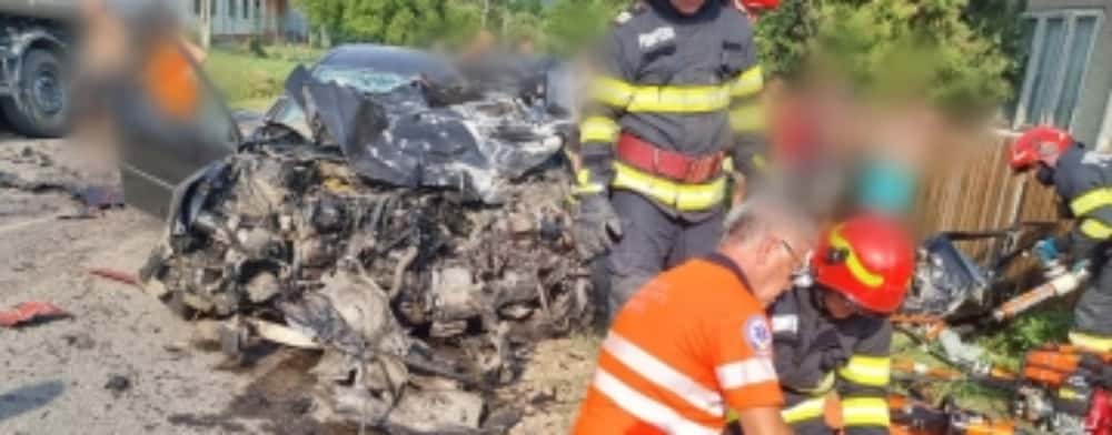 UPDATE/ Un autoturism s-a transformat într-o grămadă de fiare, după coliziunea cu o autobasculantă, pe raza comunei Posești