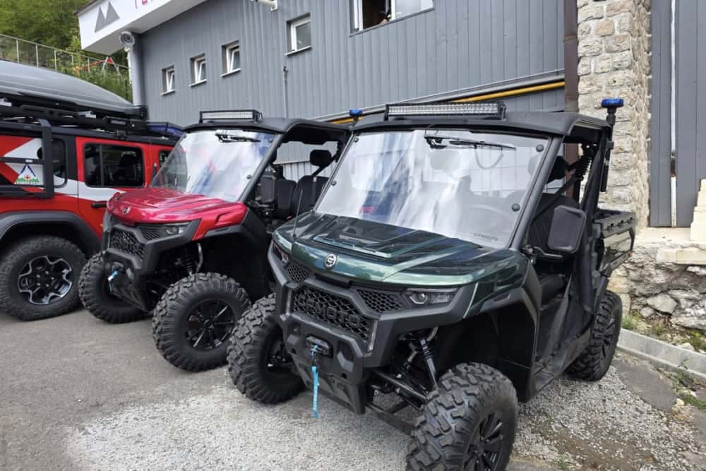 Salvamontiștii din Bușteni și Cheia au, de astăzi, două UTV-uri moderne, cu sprijinul Consiliului Județean Prahova