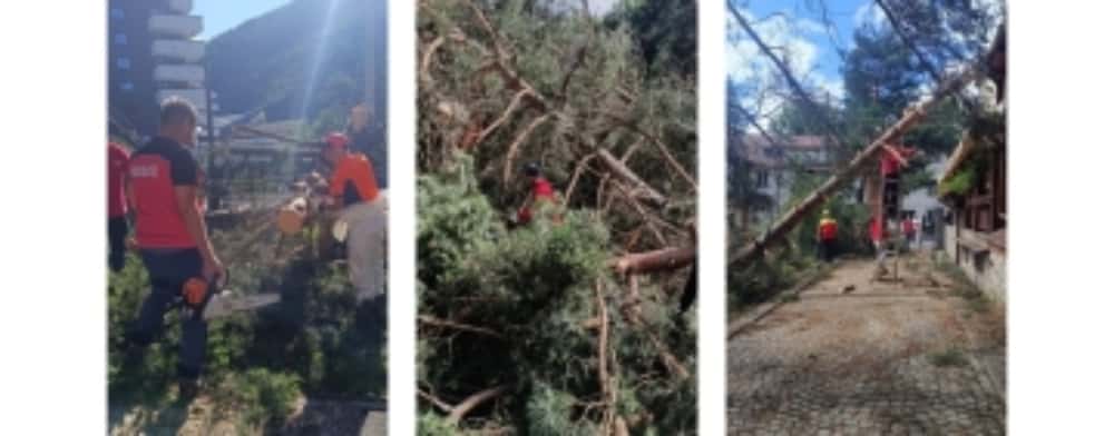 Salvamontiștii, la datorie pentru înlăturarea efectelor furtunii din Sinaia