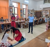 Pompierii, alături de copiii care participă la Școala de vară organizată de Parohia Sângeru