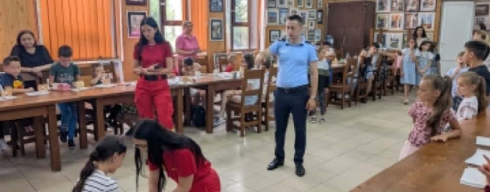 Pompierii, alături de copiii care participă la Școala de vară organizată de Parohia Sângeru