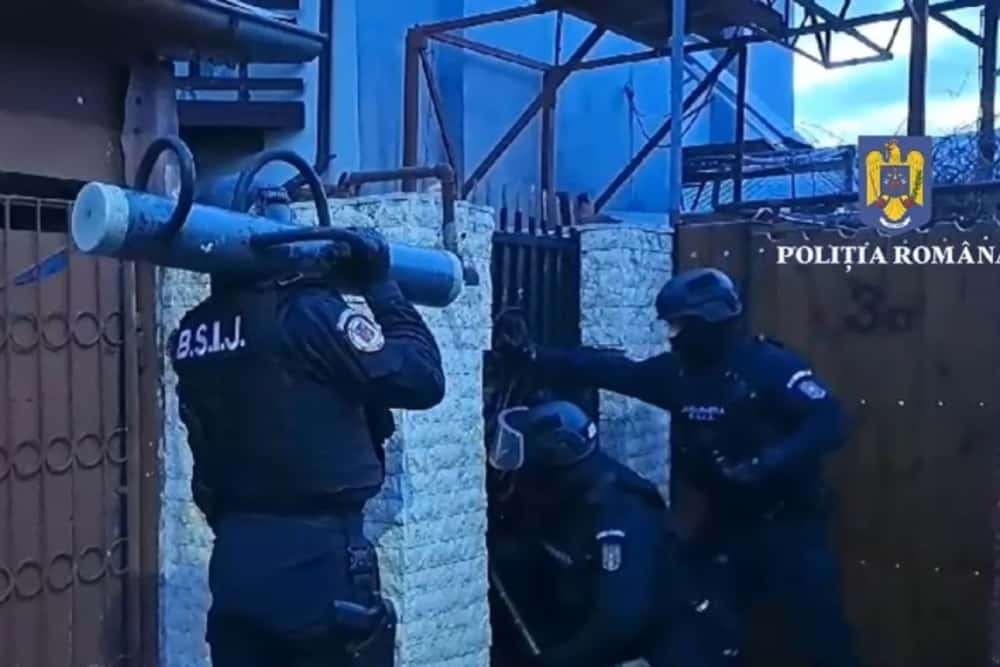 Percheziții la scandalagii din Florești, acuzați de lovire, amenințare, distrugere și alte infracțiuni