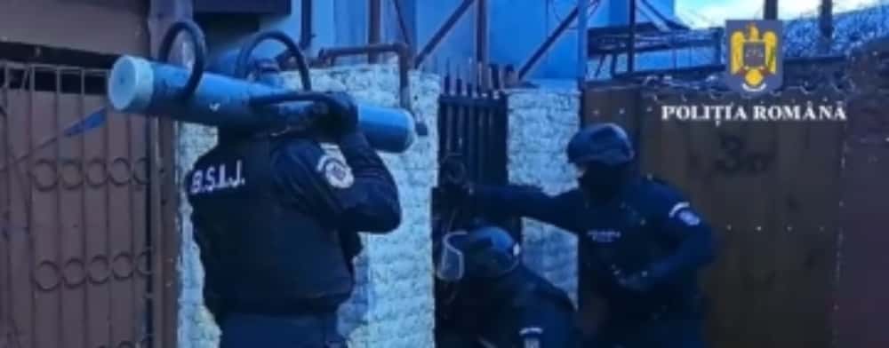 Percheziții la scandalagii din Florești, acuzați de lovire, amenințare, distrugere și alte infracțiuni