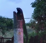 11 stâlpi de electricitate s-au rupt în urma furtunii care a lovit Prahova seara trecută. Peste 18.000 de consumatori încă nu au curent