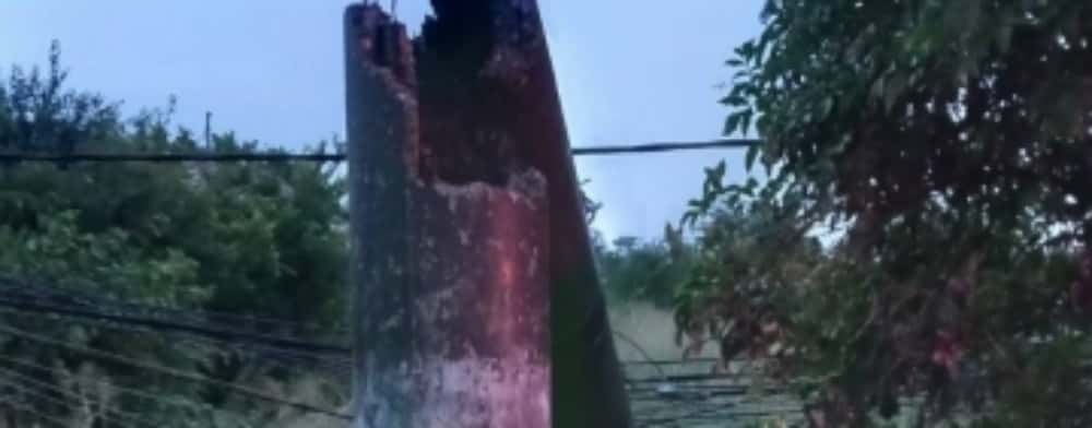 11 stâlpi de electricitate s-au rupt în urma furtunii care a lovit Prahova seara trecută. Peste 18.000 de consumatori încă nu au curent