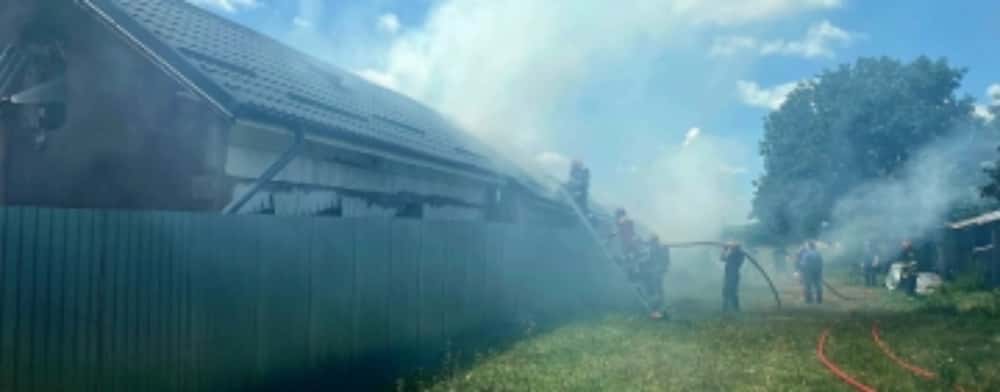 Locuință din comuna Florești, cuprinsă de flăcări. Pompierii au reușit să salveze parterul și bunuri din interior