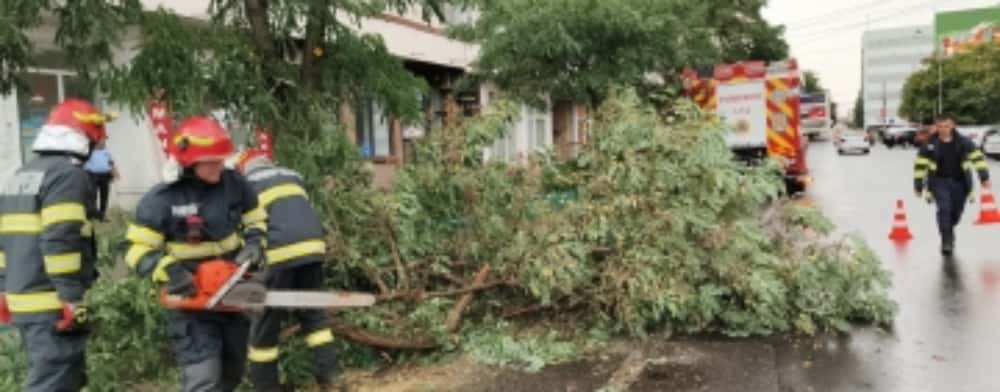 Pompierii, din nou la datorie după vijeliile care au măturat Prahova vineri după-amiază