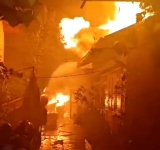 Incendiu de proporții în comuna Berceni. Două case și anexe, cuprinse de flăcări