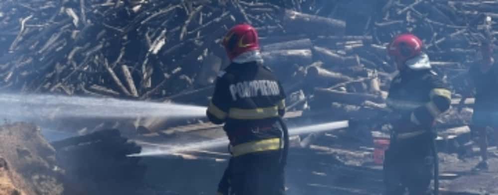 Incendiu la o firmă de prelucrarea lemnului din Filipeștii de Târg