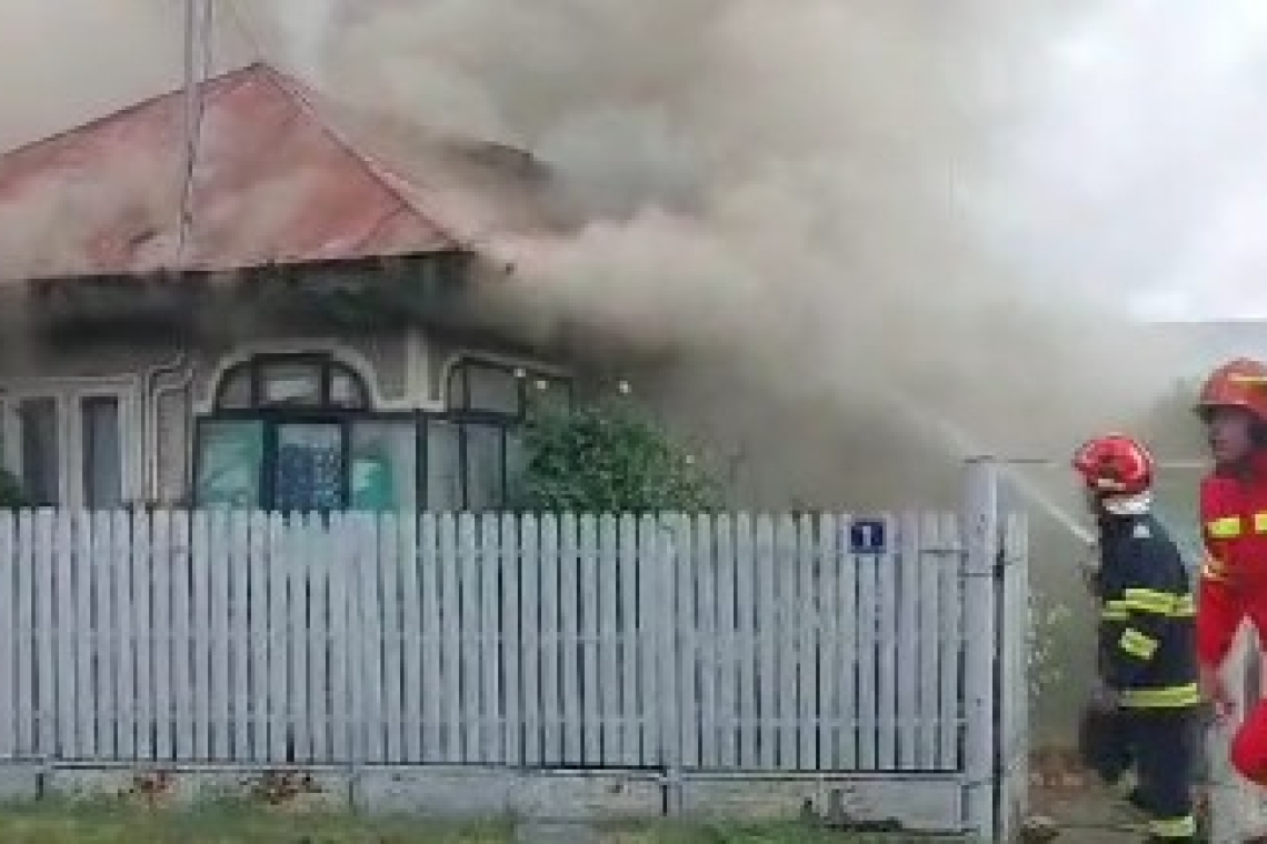 O casă din orașul Băicoi, cuprinsă de flăcări