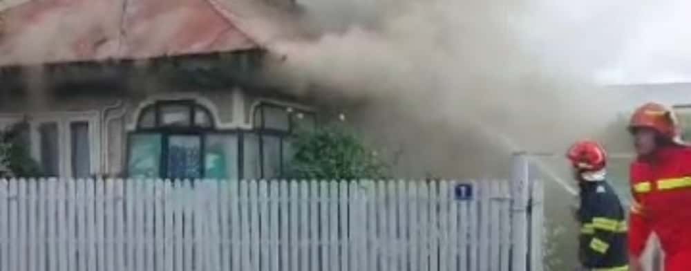 O casă din orașul Băicoi, cuprinsă de flăcări