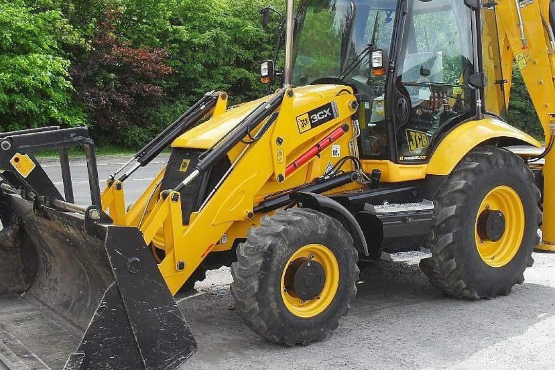Accident neobișnuit în Ploiești! Pieton lovit de un buldoexcavator, în timp ce traversa... parcarea