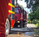 Incendiu într-o gospodărie din Slănic. Un bărbat a suferit arsuri și a fost transportat la spital