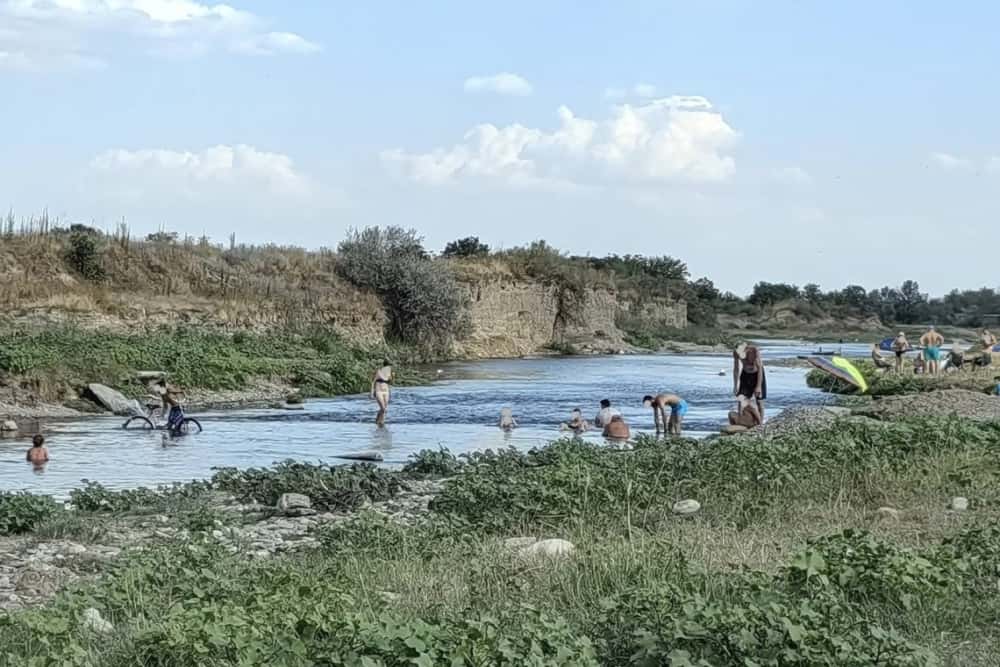 Canicula îi determină pe prahoveni să se scalde în apele Teleajenului. Ce pericole pot apărea pentru sănătate