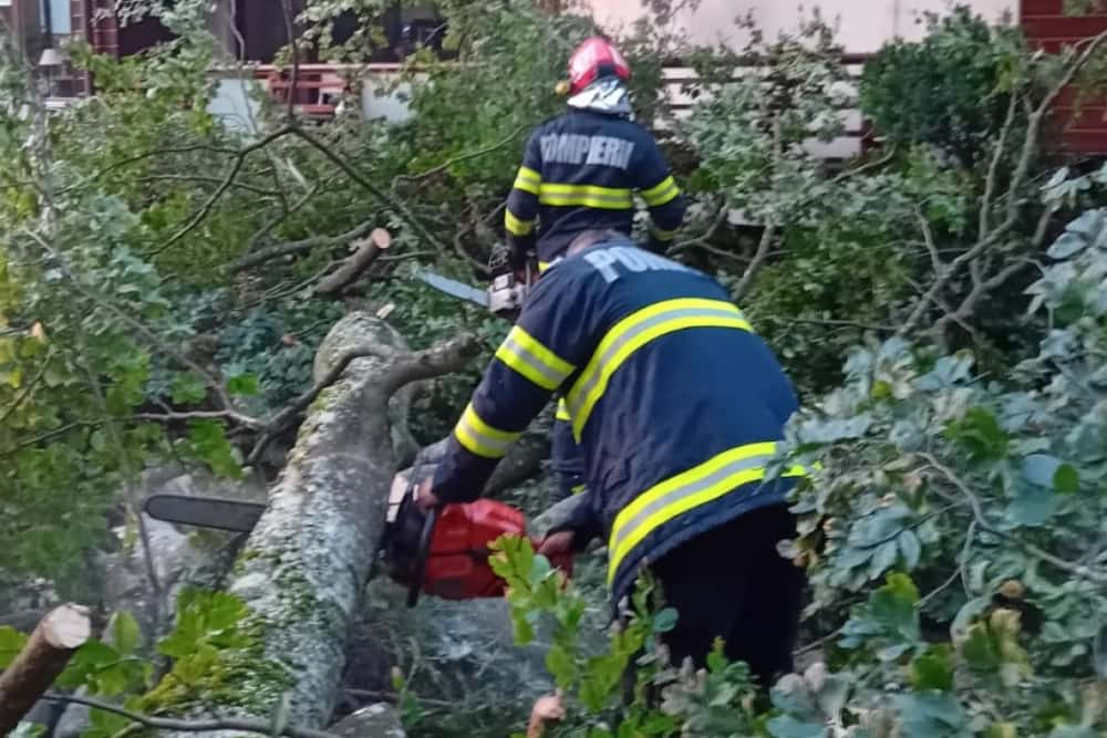 Pompierii, solicitați să intervină la Slănic și Sinaia, în contextul codurilor de vreme rea