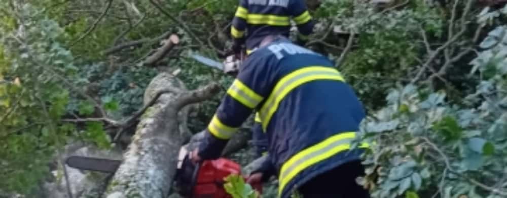 Pompierii, solicitați să intervină la Slănic și Sinaia, în contextul codurilor de vreme rea